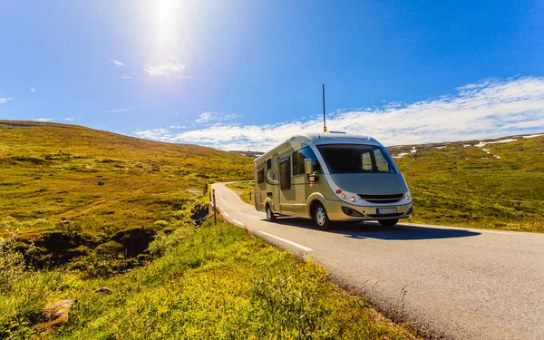 Camper bil på väg i orwegian berg — Stockfoto