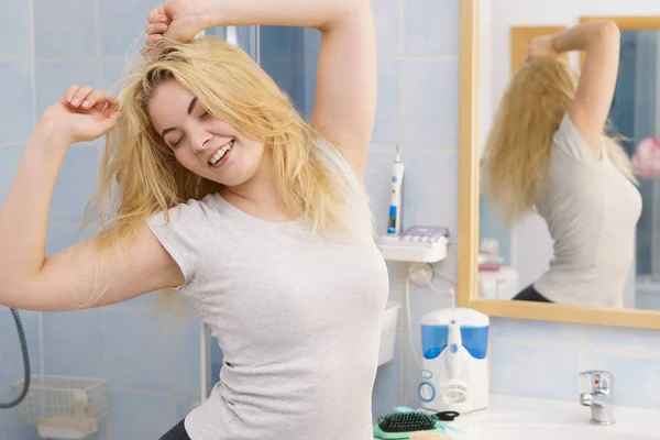 Счастливая свежая блондинка в ванной — стоковое фото