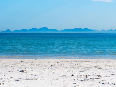 Karadeniz kıyısında kumlu plaj, Lofoten Norveç ile