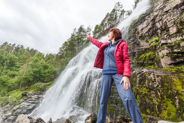 Mujer turista en cascada Svandalsfossen, Noruega — Foto de Stock