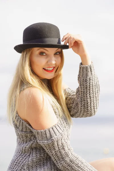 Woman wearing fedora and jumper outdoor — Stock Photo, Image