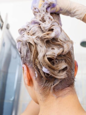 Toner şampuan saç üzerinde uygulama kadın