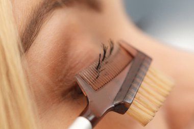 Kadın onun kirpik fırçalama