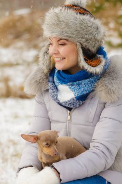 Kış aylarında köpekle oynamayı kadın