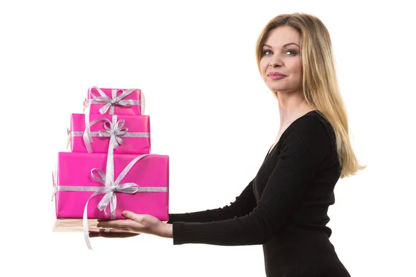 Menina segurando pilha de caixas de presente rosa — Fotografia de Stock