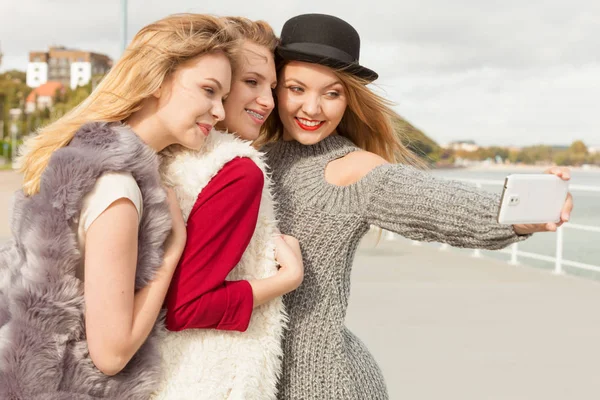 Tres mujeres tomando selfie al aire libre — Foto de Stock