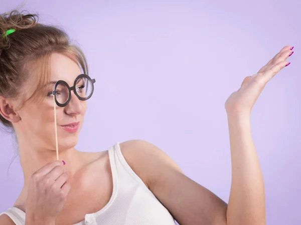 Elegante vrouw alsof dragen brillen — Stockfoto