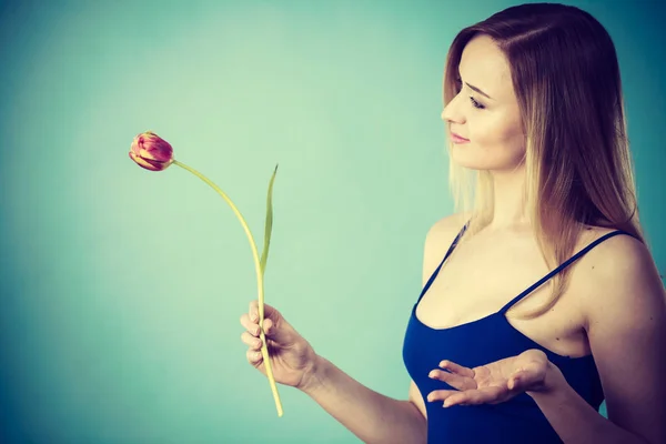 Tiro no azul da mulher segurando tulipa — Fotografia de Stock