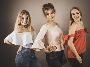 Olumlu bayan arkadaşlar eğleniyor.