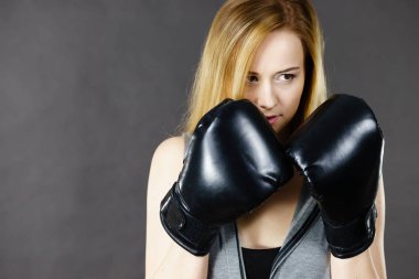 Boksör kız egzersiz ile boks eldivenleri.