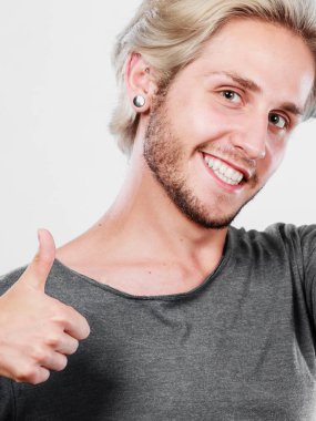 Başparmak pes içerik genç adam