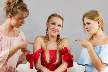 İki kadın tarafından dayak kadın