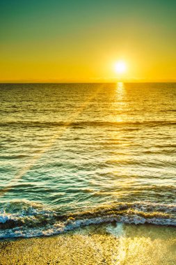 Deniz yüzeyi üzerinde gündoğumu veya günbatımı