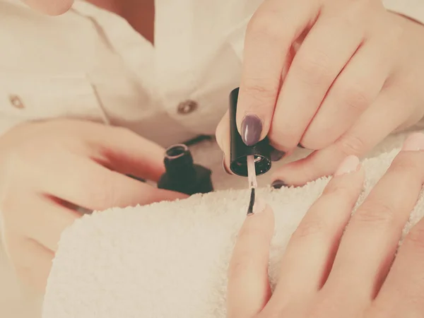 Kobieta w salonie piękności robi manicure. — Zdjęcie stockowe