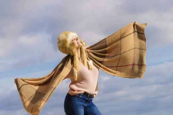 Fashionabla kvinna på stranden — Stockfoto