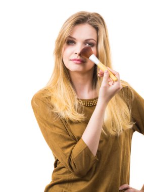 Makyaj fırçası tutan kadın