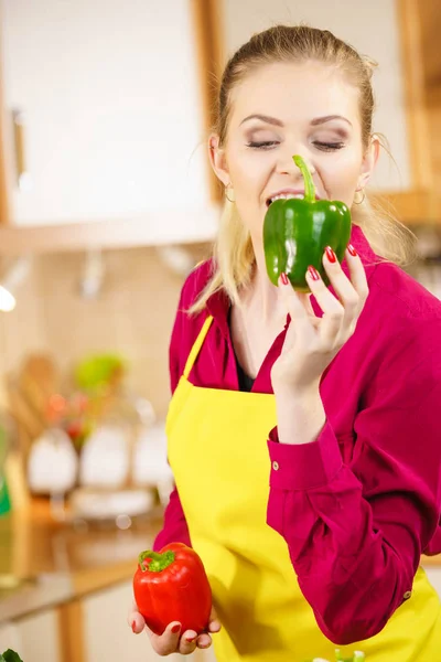 Funny woman taking bite of bell pepper — Stock Photo, Image