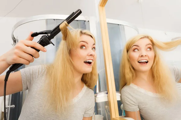 Mulher usando encrespador de cabelo — Fotografia de Stock