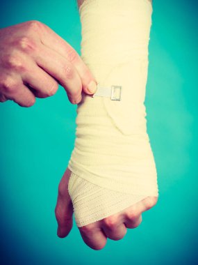 Erkek elinde bandaj.