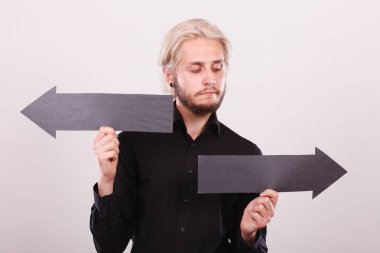 Sol ve sağ oklar siyah tutan adam