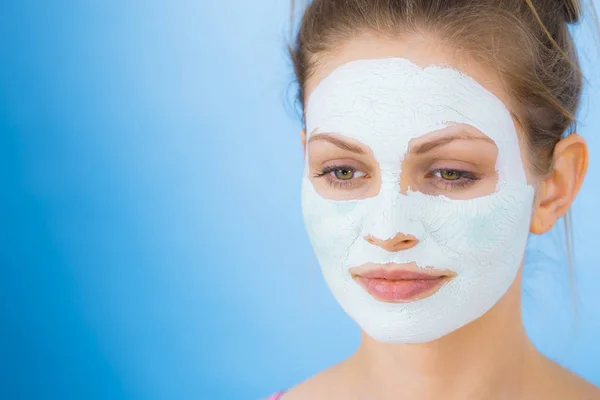 Meisje met droge witte modder masker op het gezicht — Stockfoto