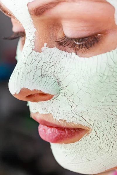 Ragazza con maschera di fango sul viso — Foto Stock