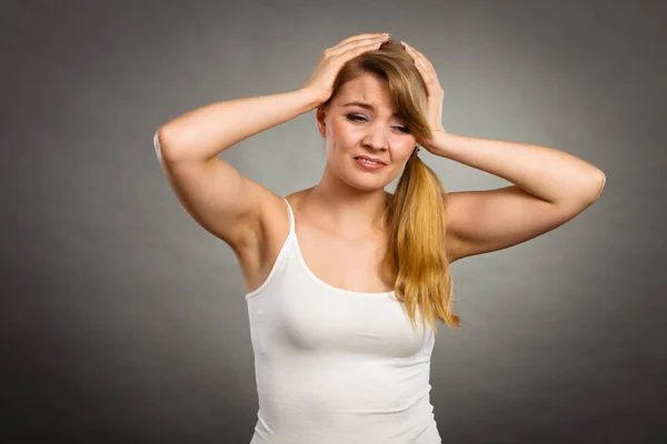 Vrouw lijden hoofdpijn migraine pijn. — Stockfoto