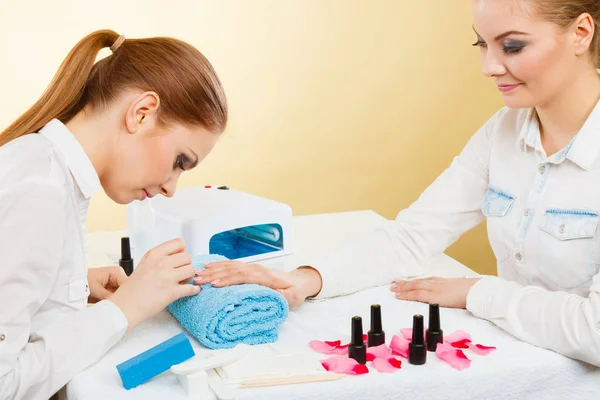 Profissional manicure pintura mulher unhas . — Fotografia de Stock