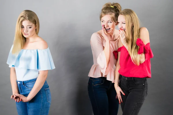 Vrouw wordt door twee vrouwtjes gossiped — Stockfoto