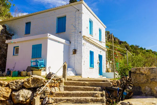 Mavi pencere kepenkleri ile Yunan ev — Stok fotoğraf