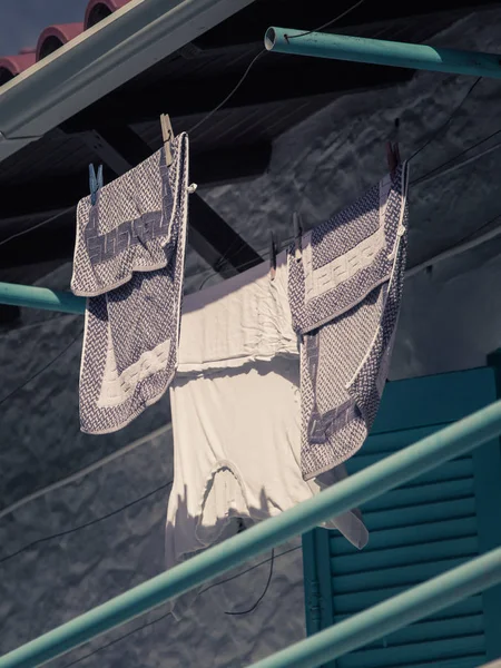 Asciugatura di vestiti su una stringa all'aperto — Foto Stock