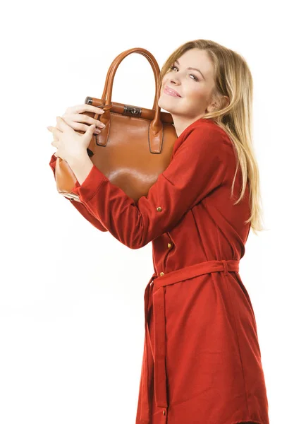 Női táska tartó piros ruhát visel — Stock Fotó