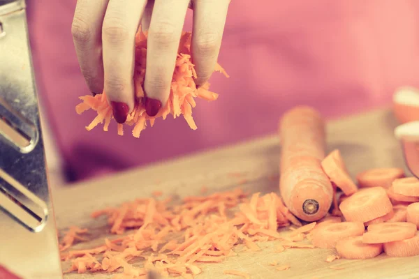 Тертая оранжевая морковь для салата — стоковое фото