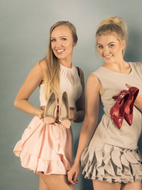 Kadınların yüksek topuklu ayakkabı sunulması