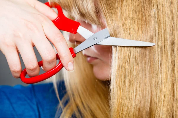 Blond meisje maakt nieuwe haar beeld. — Stockfoto