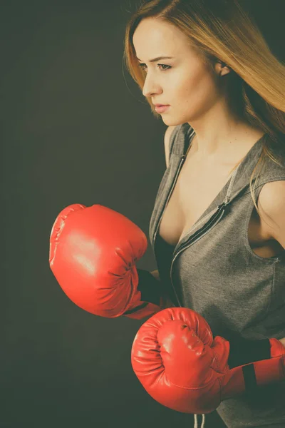 Krásná žena s červeným Boxerské rukavice — Stock fotografie