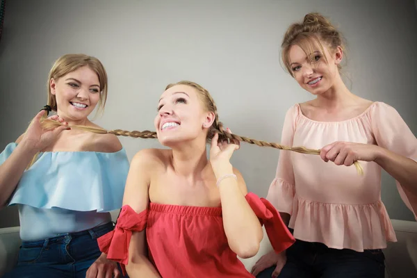 Women showing her best friend braid — Stock Photo, Image