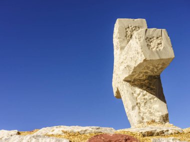 Bir mezar taşı üzerinde Ortaçağ haç