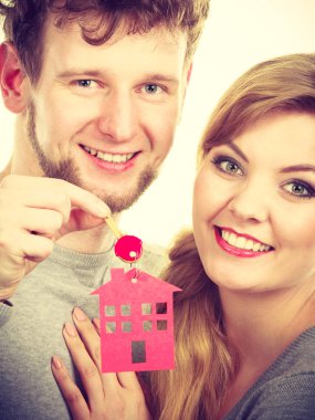 Evin anahtarları ile Çift.