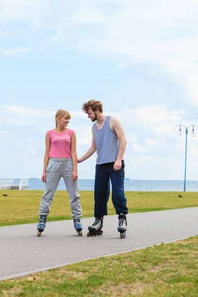 Patinador pareja patinaje al aire libre — Foto de Stock