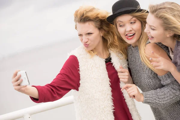 Drei Frauen machen Selfie im Freien — Stockfoto