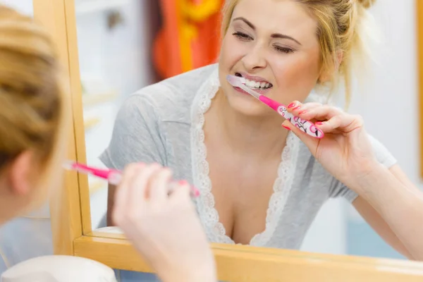 Woman brushing cleaning teeth in bathroom — Stock Photo, Image