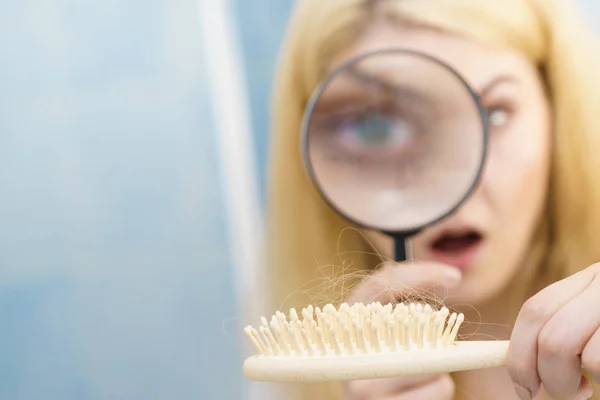 Mulher lupa escova de cabelo — Fotografia de Stock