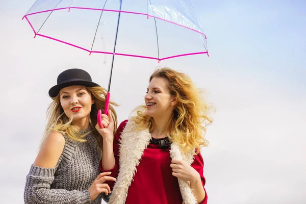 Dwóch modnych kobiet i parasol — Zdjęcie stockowe