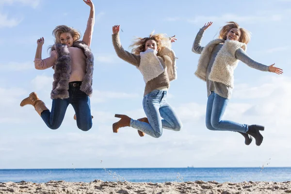 Tres mujeres saltando —  Fotos de Stock