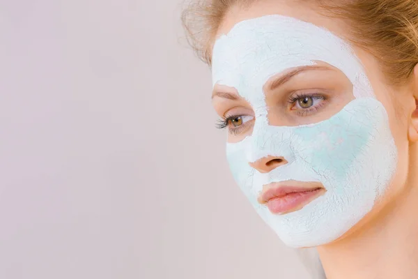 Chica con máscara de barro verde blanco en la cara — Foto de Stock