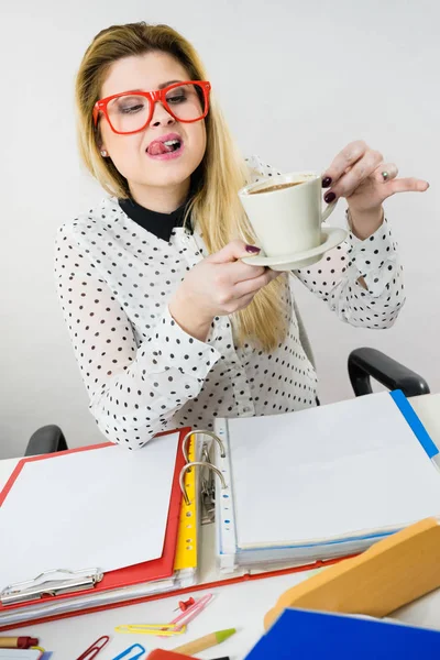 Mujer feliz en la oficina bebiendo café caliente — Foto de Stock