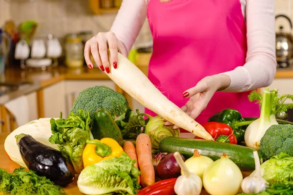 Woman hand holding white raddish — Stock Photo, Image