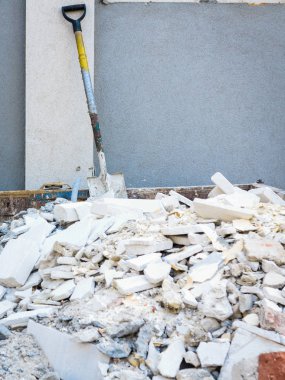 Moloz yığını içinde maça.