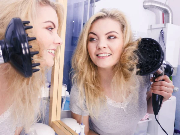 Frau macht Locken mit Haartrockner-Diffusor — Stockfoto